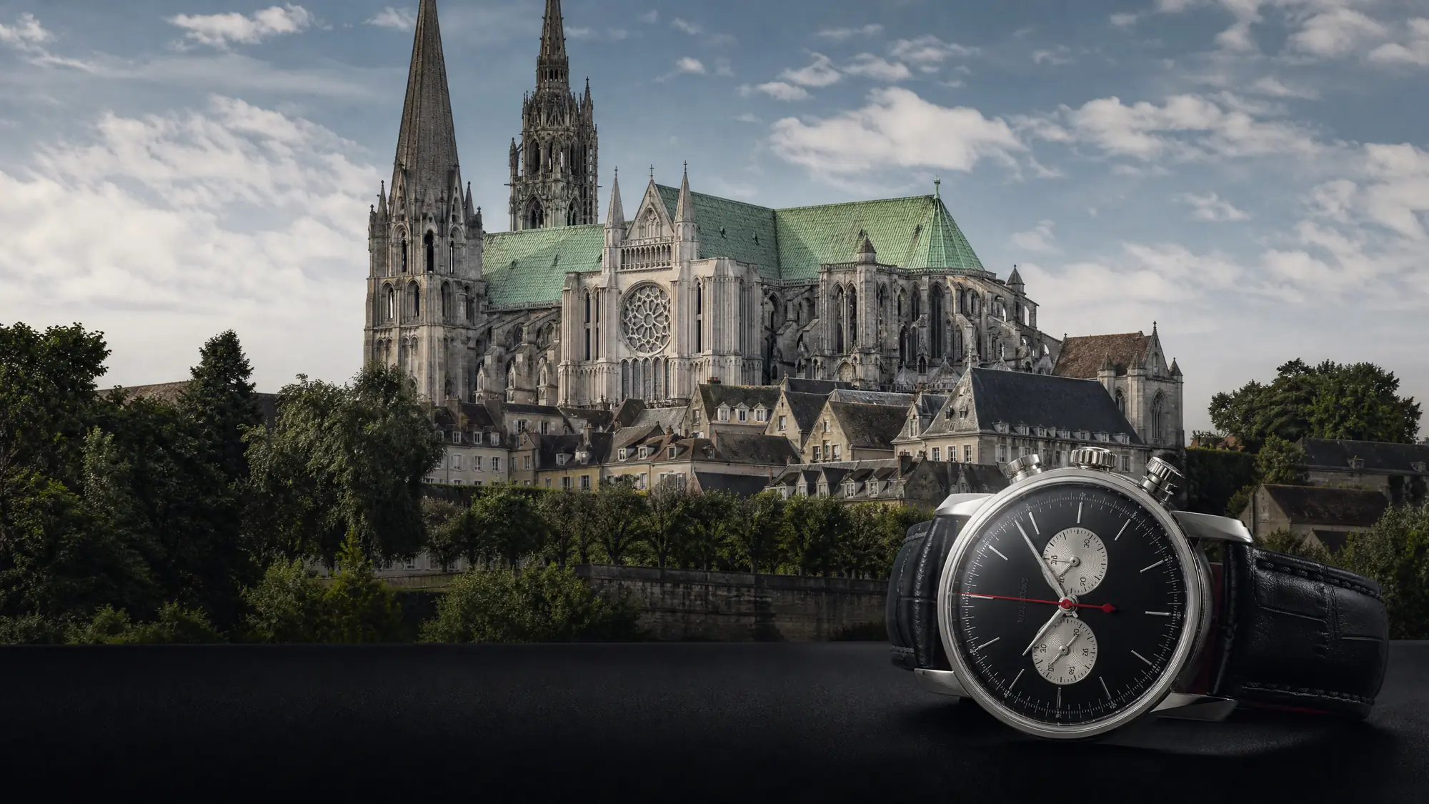 La cathédrale de Chartres est un chef-d'œuvre du gothique classique, connue pour ses vitraux d'origine et son labyrinthe médiéval. L'entrée est gratuite, mais les visites guidées nécessitent un billet.