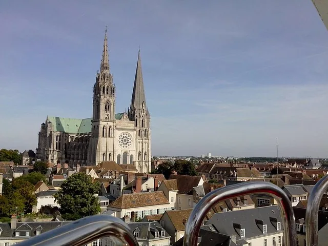 Vue lointaine de la cathédrale de Chartres dominant la ville