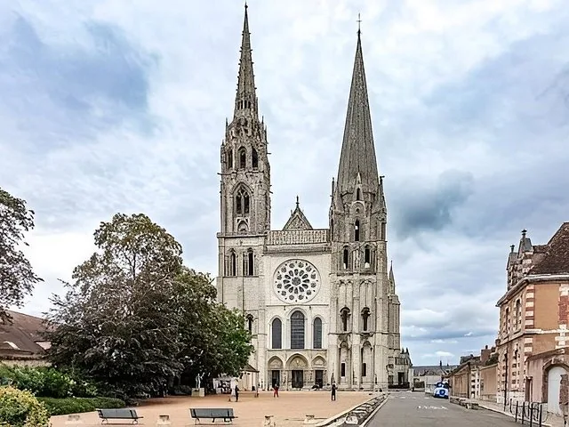 Façade avant de la cathédrale de Chartres montrant ses flèches distinctes