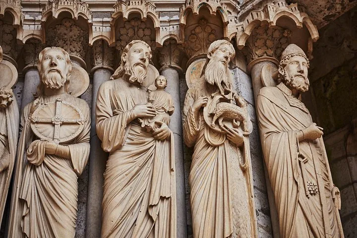 Nahaufnahme von Steinskulpturen religiöser Figuren an einer Gebäudefassade