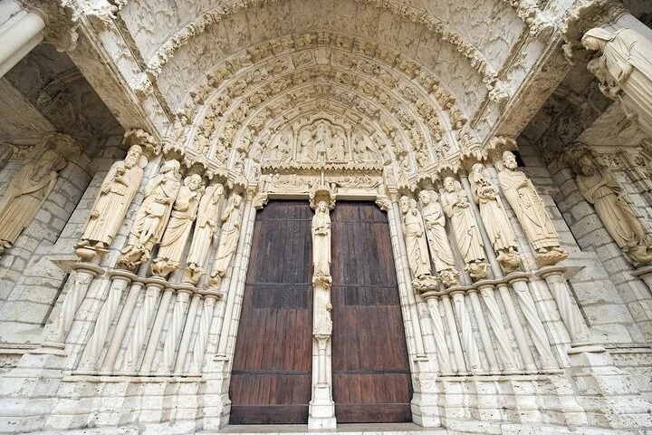 Aufwendige Steinmetzarbeiten über einem prachtvollen Eingang zur Kathedrale