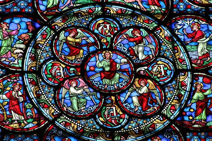 Vitrail coloré représentant des figures religieuses et des anges