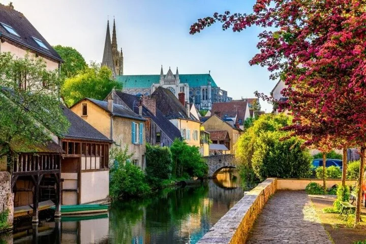 Scenic view of a river and traditional houses in Chartres