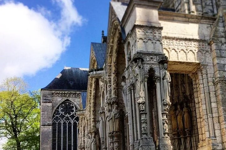 Estatuas de piedra adornando la entrada arqueada de la Catedral de Chartres