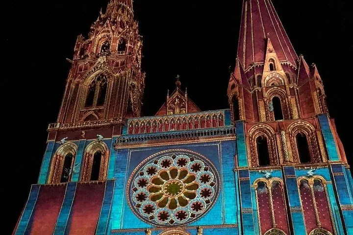 Catedral de Chartres iluminada con luces de colores por la noche